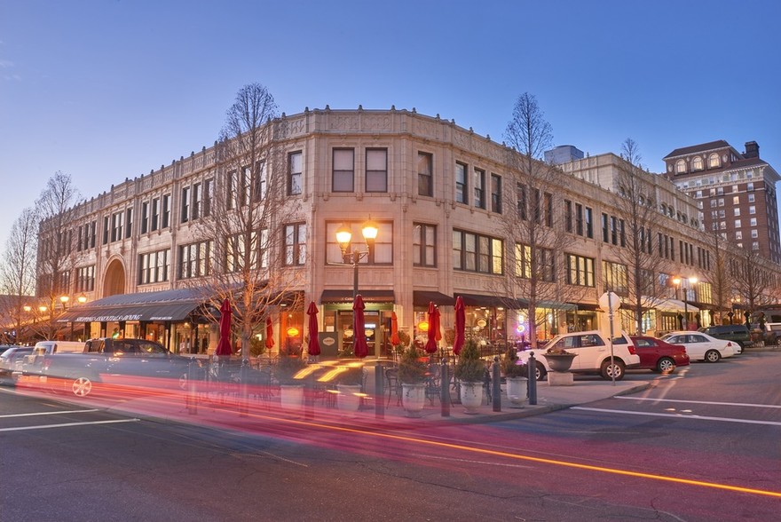 1 Page Ave, Asheville, NC à vendre - Photo du bâtiment - Image 1 de 1