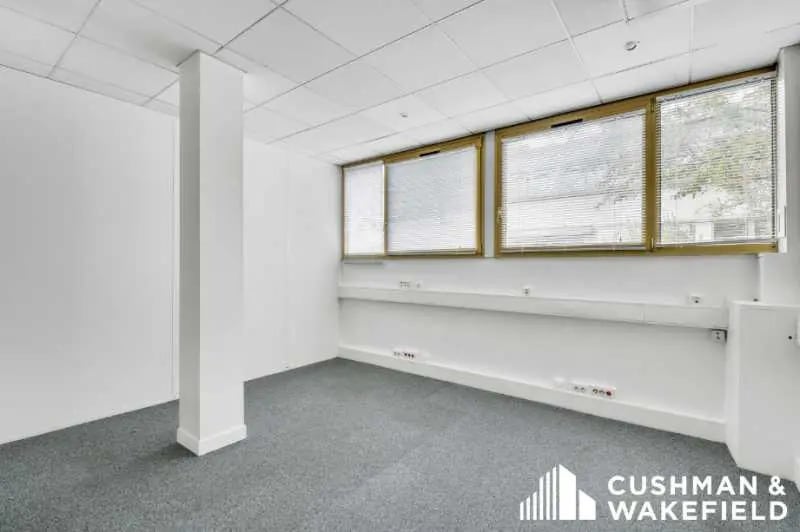 Office in Rueil-Malmaison for lease - Interior Photo - Image 2 of 5