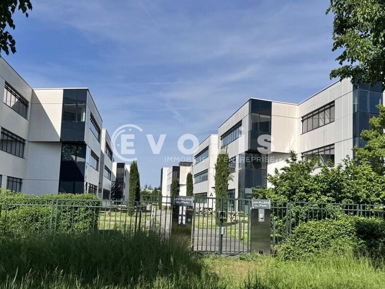 575-655 Allée Des Parcs, Saint-Priest à louer - Photo du bâtiment - Image 3 de 9