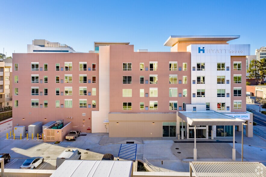 2200 Trojan Way, Los Angeles, CA à louer - Photo du bâtiment - Image 2 de 6