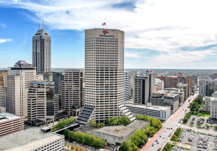 1 American Sq, Indianapolis, IN à louer - Photo du bâtiment - Image 1 de 2