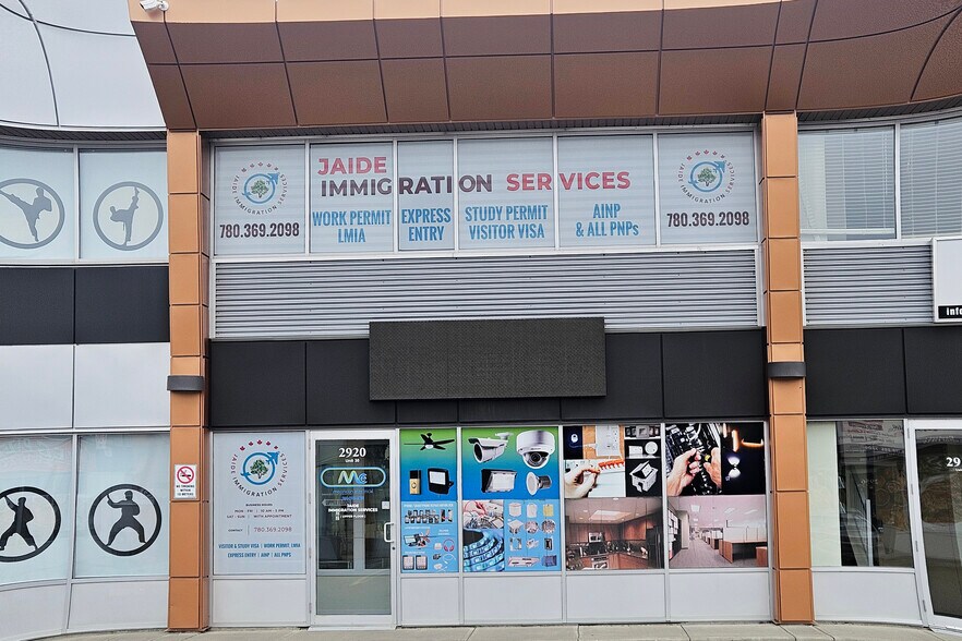 2920 Ellwood Dr SW, Edmonton, AB à vendre - Photo du bâtiment - Image 2 de 38