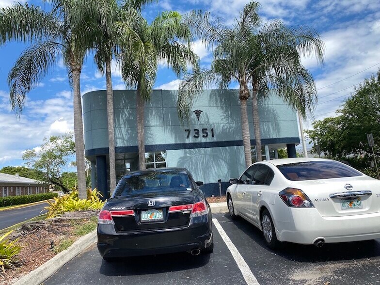 7351 W Oakland Park Blvd, Fort Lauderdale, FL à louer - Photo du bâtiment - Image 1 de 34