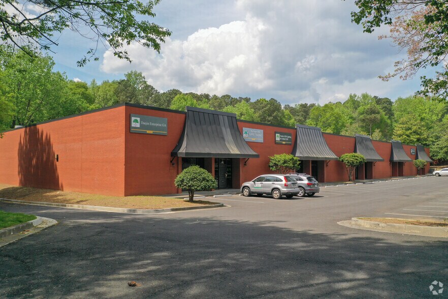 3427 Oakcliff Rd, Doraville, GA à louer - Photo du bâtiment - Image 2 de 2