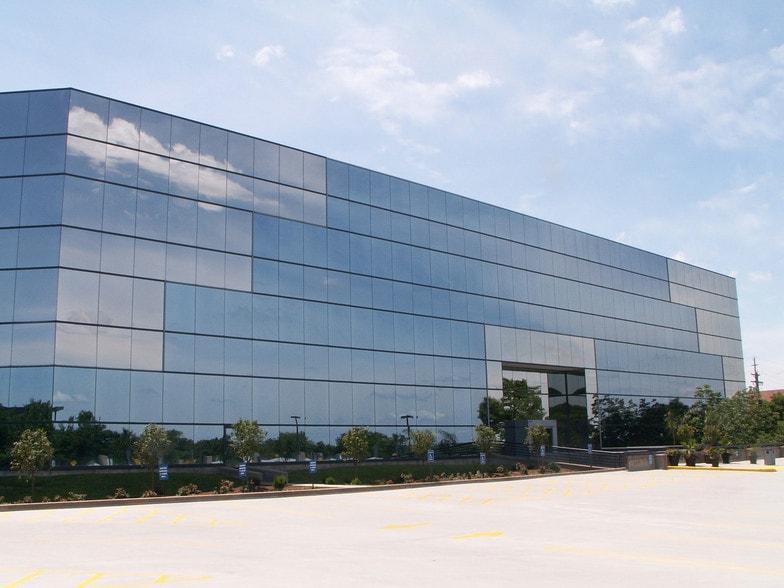 12443 Olive Blvd, Creve Coeur, MO for lease - Building Photo - Image 2 of 12