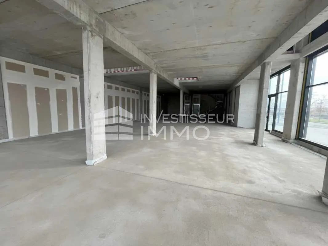 Retail in Tremblay-en-France for sale Building Photo- Image 1 of 6