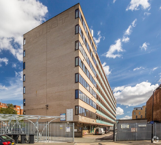 8 Andrews Rd, London for lease - Building Photo - Image 2 of 87