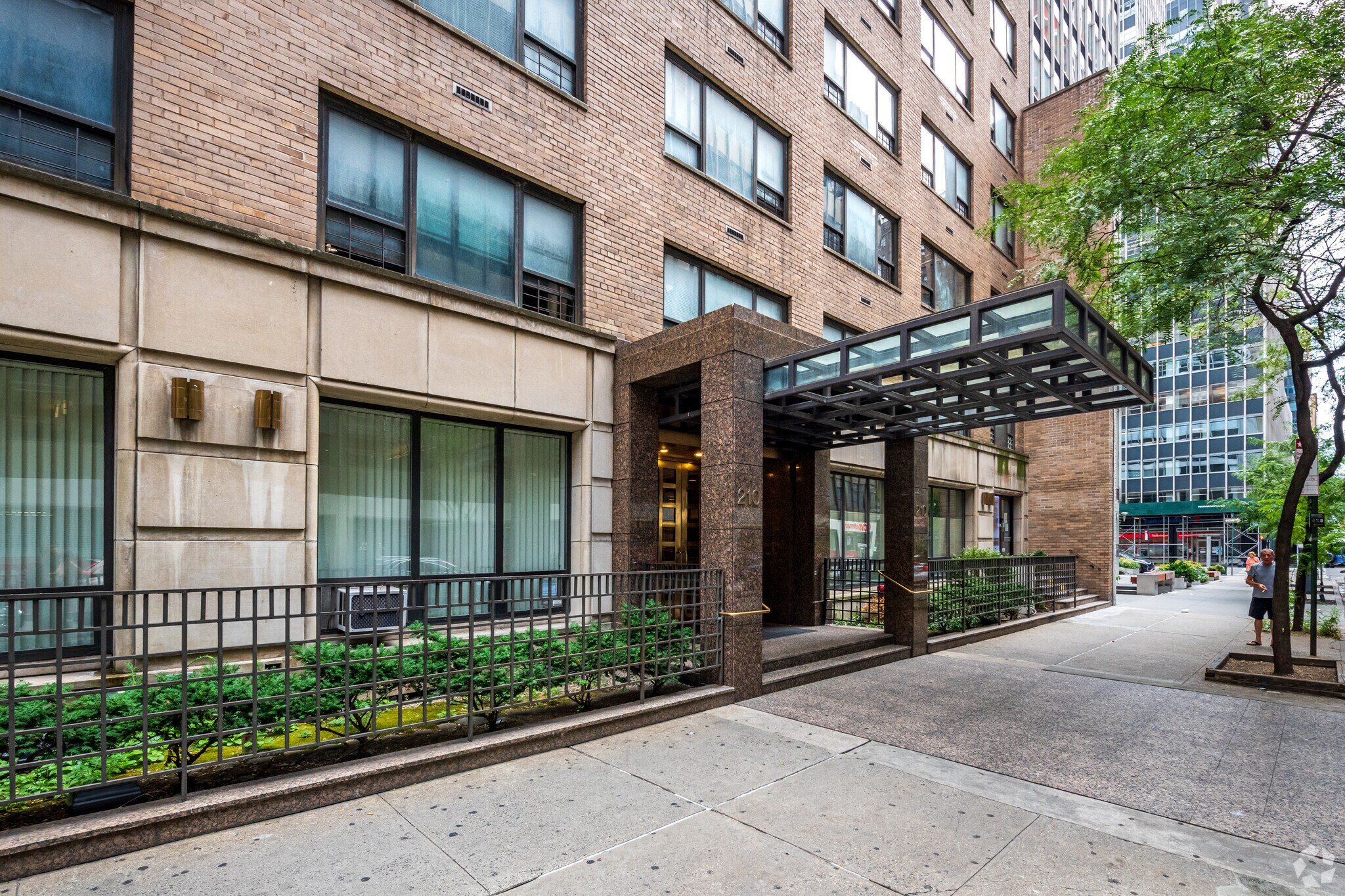 210 E 47th St, New York, NY à vendre Photo du bâtiment- Image 1 de 5