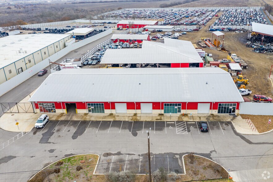 5814 Interstate 10, San Antonio, TX à louer - Photo du bâtiment - Image 2 de 2