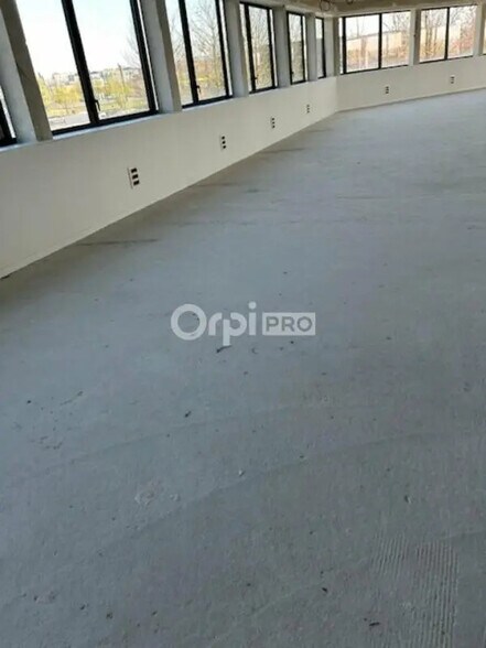 Office in Bezannes for lease - Interior Photo - Image 2 of 11