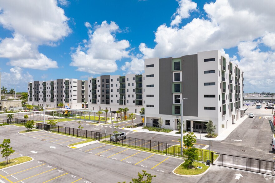 8400 NW 27th Ave, Miami, FL à louer - Photo du bâtiment - Image 2 de 81