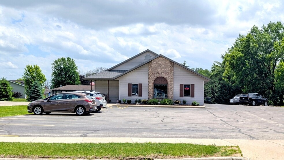 155 W Menasha Ave, Whitelaw, WI à vendre - Photo du bâtiment - Image 2 de 27