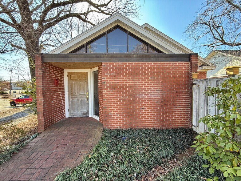 305 N Green St, Morganton, NC à louer - Photo du bâtiment - Image 1 de 3