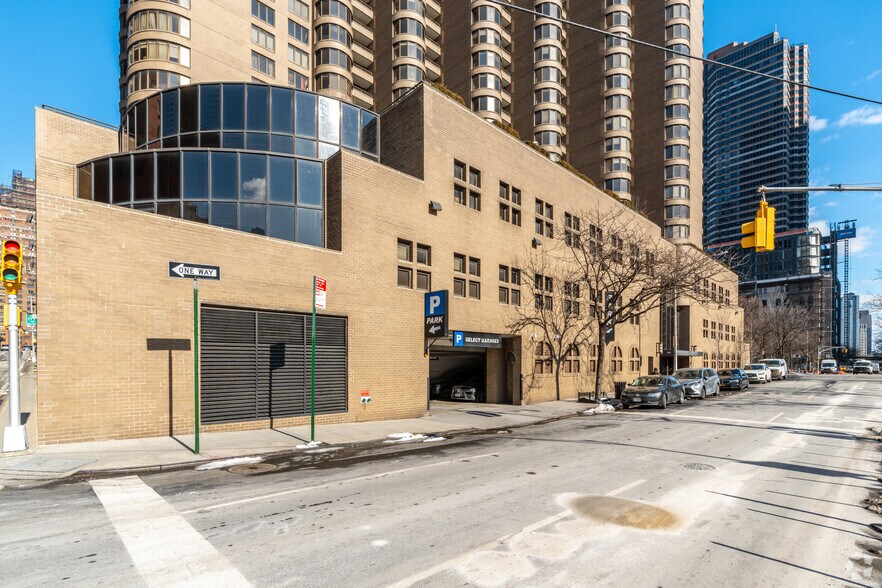 345 E 37th St, New York, NY à vendre - Photo du bâtiment - Image 3 de 9