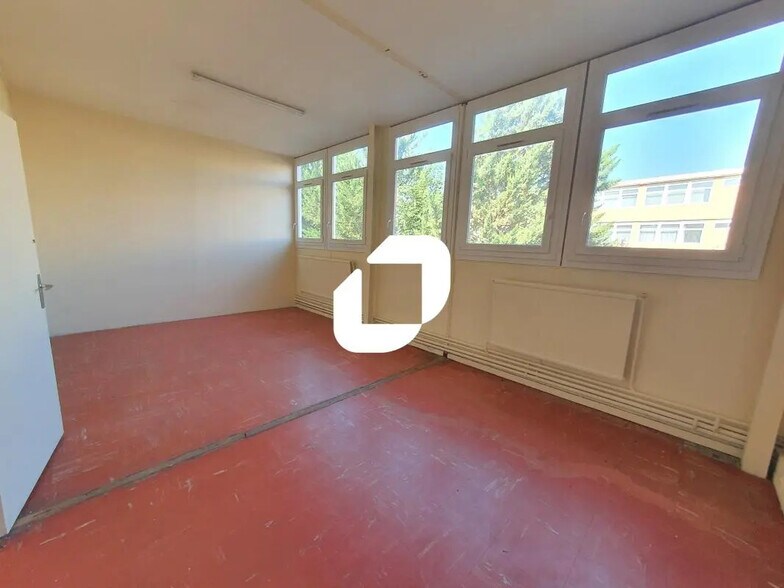 Bureau dans Champigny-sur-Marne à louer - Photo du bâtiment - Image 2 de 14