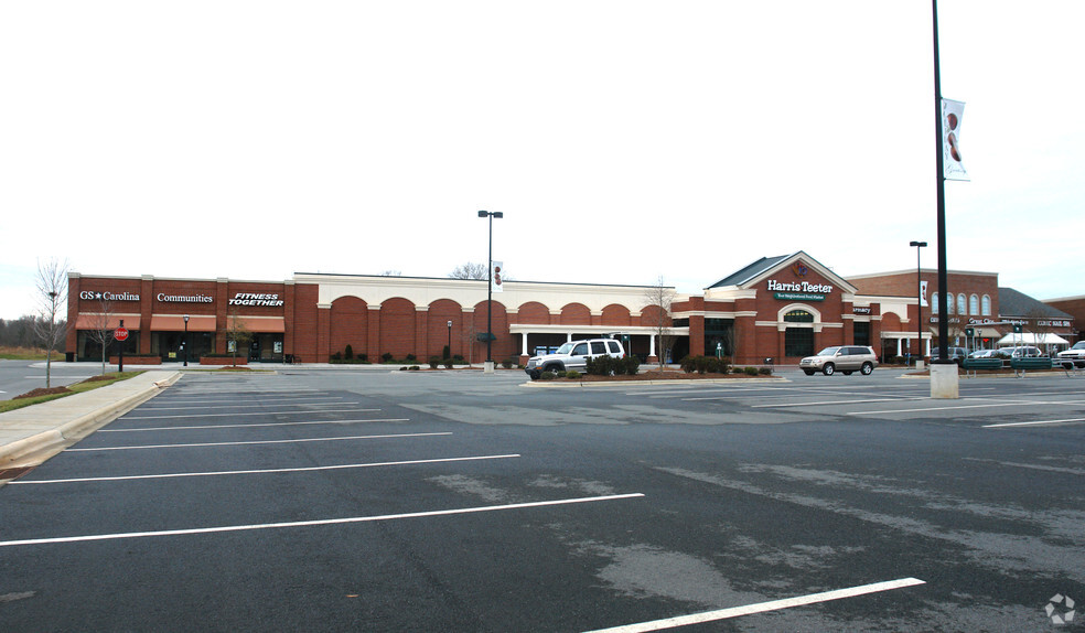 8133-8157 Kensington Dr, Waxhaw, NC for lease - Building Photo - Image 2 of 12