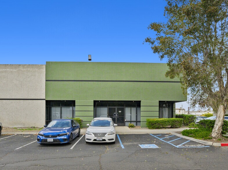 2465 Dogwood Way, Vista, CA à louer - Photo du bâtiment - Image 3 de 6