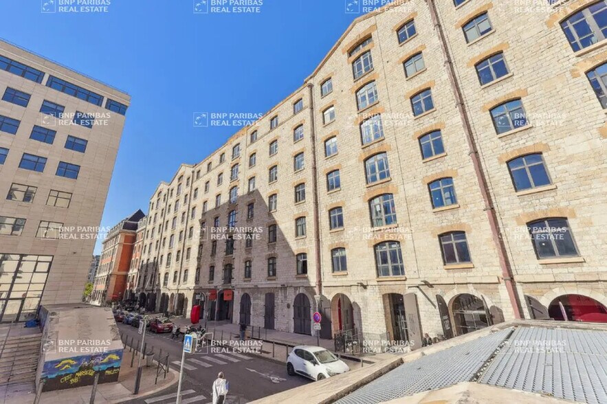 Office in Marseille for lease - Building Photo - Image 2 of 19