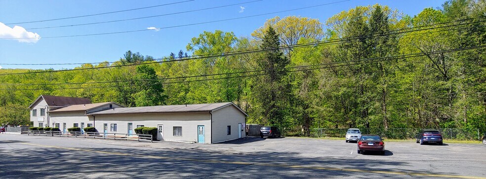 982 Rubber Ave, Naugatuck, CT à vendre - Photo du bâtiment - Image 2 de 15