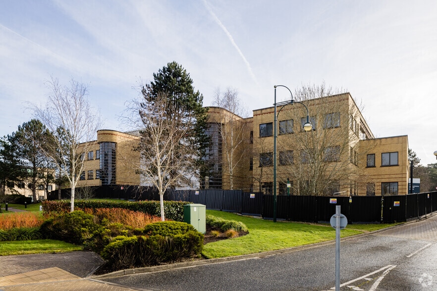 1 Lakeside Rd, Farnborough for lease - Primary Photo - Image 1 of 8