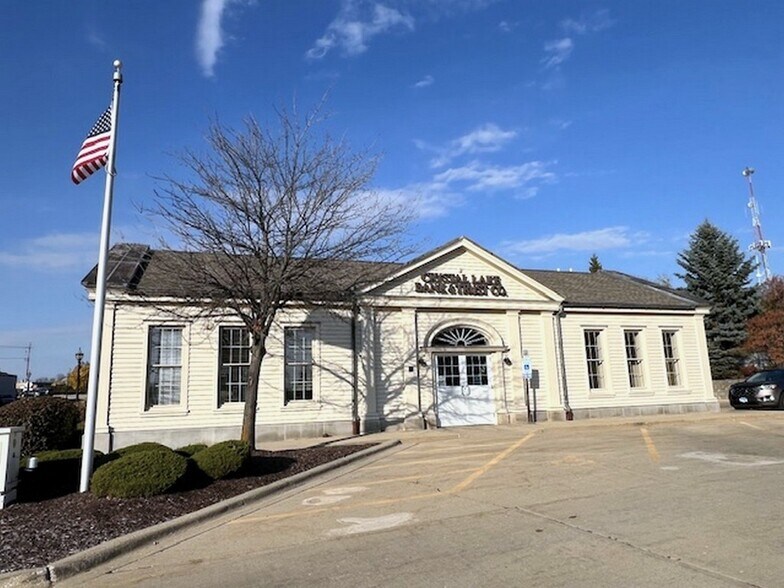 27 N Main St, Crystal Lake, IL for lease - Building Photo - Image 2 of 9