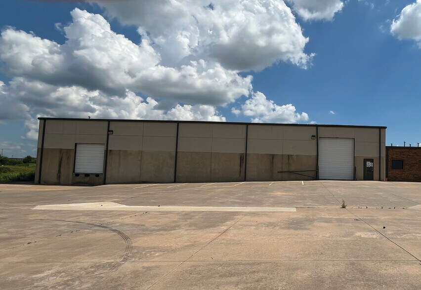 3120 Melcat Dr, Oklahoma City, OK à louer - Photo du bâtiment - Image 3 de 9