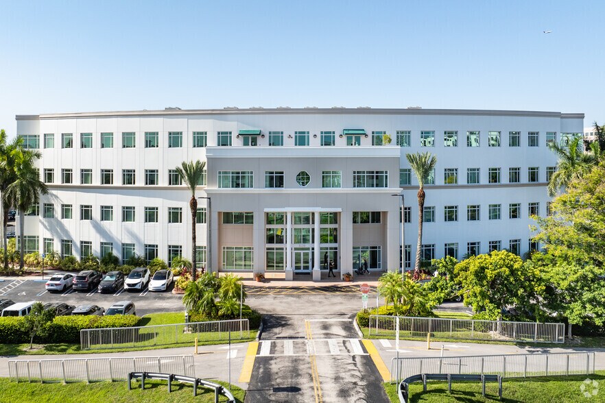 8200 NW 41st St, Miami, FL à louer - Photo du bâtiment - Image 2 de 8