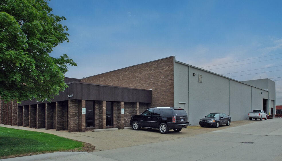 35320 Beattie Dr, Sterling Heights, MI for sale - Primary Photo - Image 1 of 9