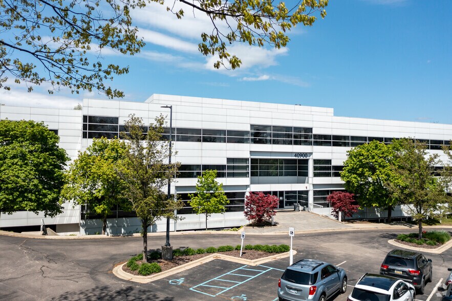 40900 Woodward Ave, Bloomfield Hills, MI à louer - Photo du bâtiment - Image 2 de 17