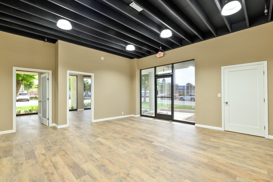 1595 Walter St, Ventura, CA à louer - Photo du bâtiment - Image 2 de 13