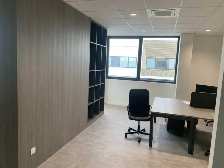 Office in Chassieu for lease - Interior Photo - Image 3 of 13
