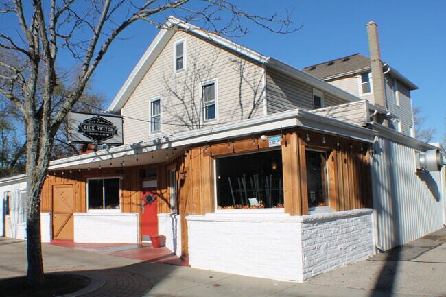 More details for N51W34950 E Wisconsin Ave, Okauchee, WI - Office for Lease