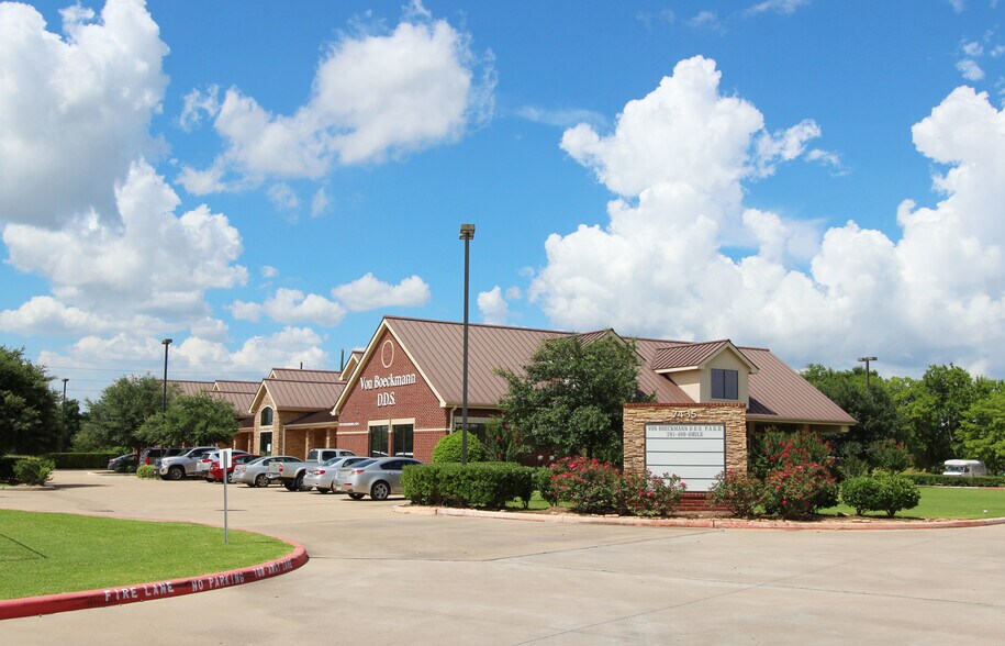 7435 Highway 6, Missouri City, TX for lease - Building Photo - Image 1 of 3