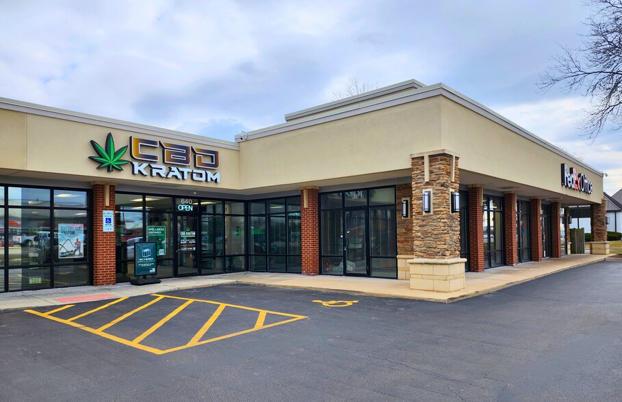 660 S Randall Rd, St Charles, IL à louer - Photo du bâtiment - Image 2 de 5