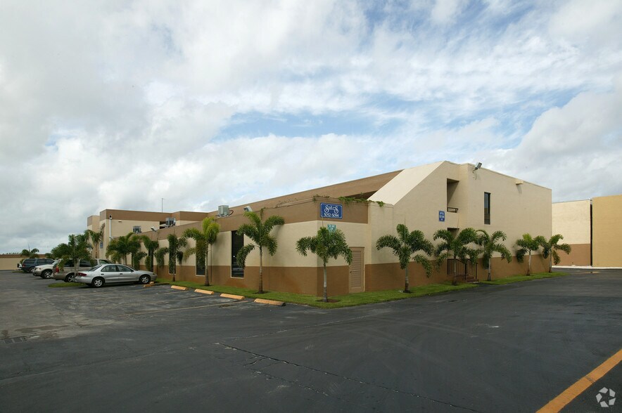 5052-5094 NW 74th Ave, Miami, FL à louer - Photo du bâtiment - Image 2 de 7