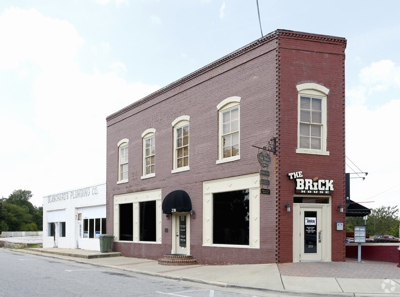 209-213 Fayetteville St, Fuquay Varina, NC for sale - Primary Photo - Image 1 of 1