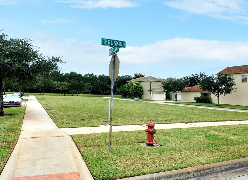 1913 SE Korona Dr, Port Saint Lucie, FL à vendre - Photo du bâtiment - Image 3 de 4