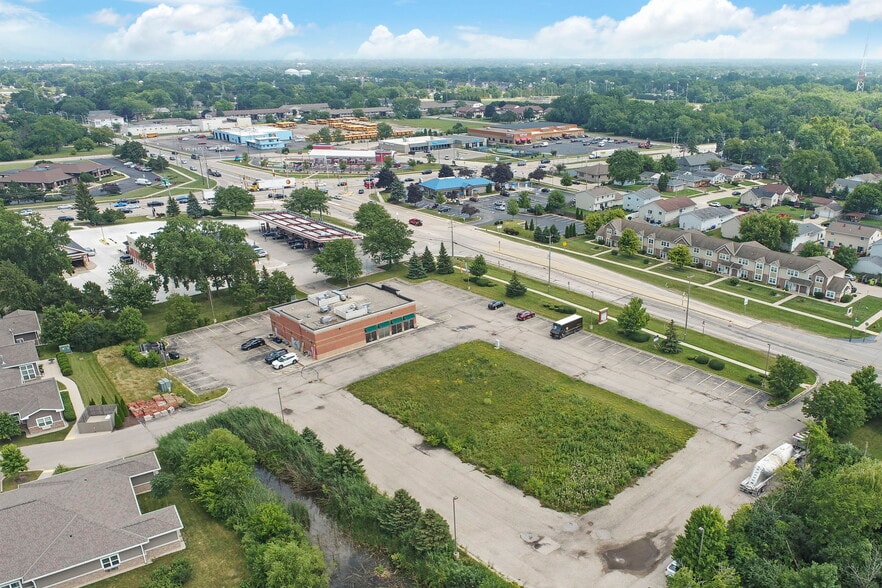 6316 52nd St, Kenosha, WI à vendre - Photo du bâtiment - Image 3 de 13