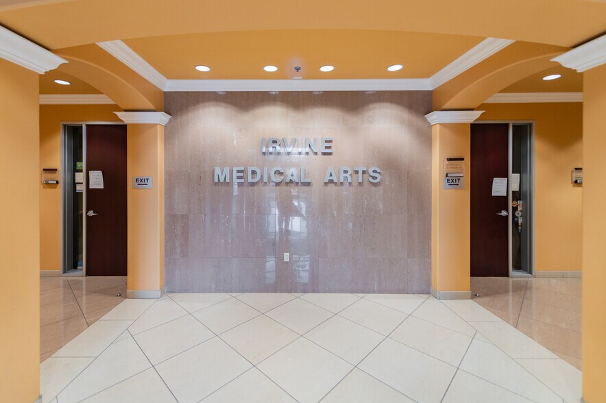 113 Waterworks Way, Irvine, CA à vendre - Photo du bâtiment - Image 2 de 37