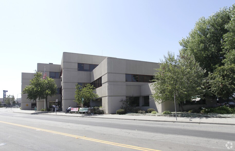 2221 Martin Luther King Jr Way, Oakland, CA à louer - Photo du bâtiment - Image 2 de 2