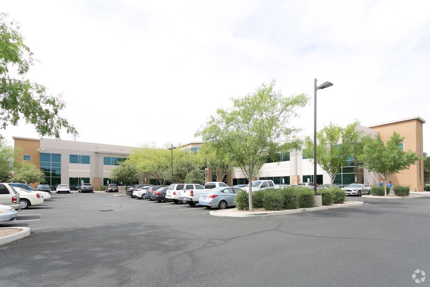 5650 W Chandler Blvd, Chandler, AZ à louer - Photo du bâtiment - Image 2 de 6