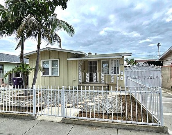 2310 Elm Ave, Long Beach, CA for sale - Primary Photo - Image 1 of 8