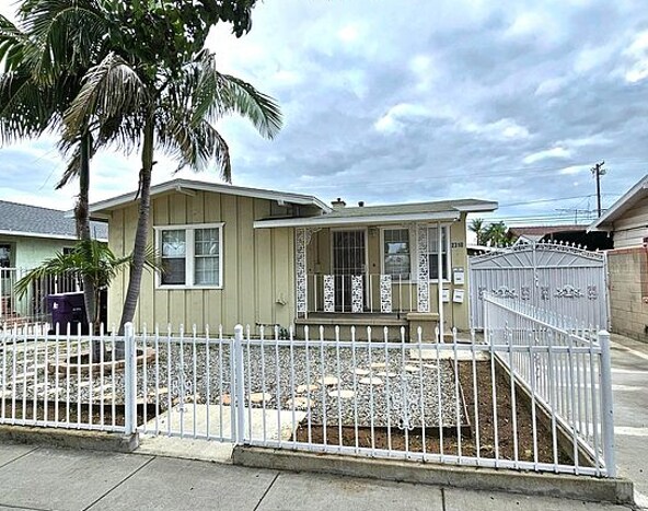 Plus de détails pour 2310 Elm Ave, Long Beach, CA - Multi-résidentiel à vendre