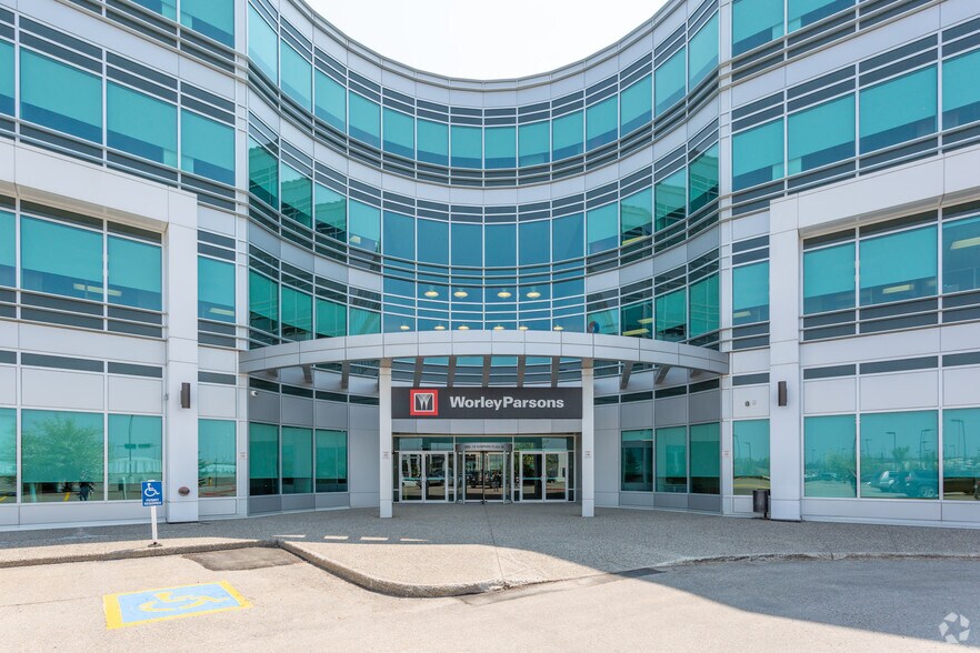 15 Sunpark Plz SE, Calgary, AB à louer - Photo du bâtiment - Image 2 de 10
