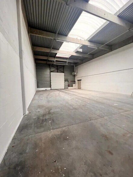 Office in Coignières for lease - Building Photo - Image 2 of 11