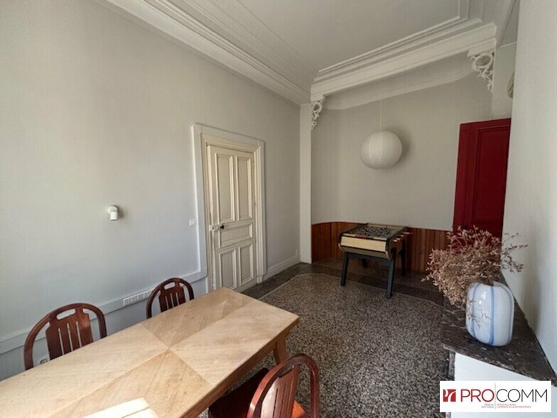 Office in Nimes for lease - Interior Photo - Image 2 of 6