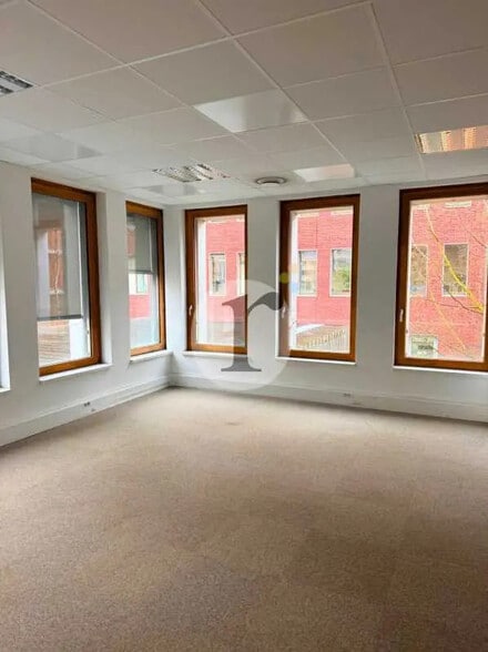 Office in Lille for lease - Interior Photo - Image 2 of 6