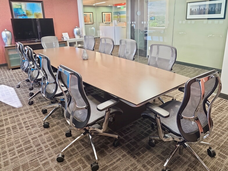 30700 Russell Ranch Rd, Westlake Village, CA for lease - Interior Photo - Image 2 of 15