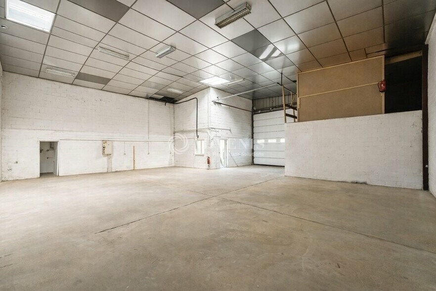 Flex in Saint-Michel-sur-Orge for lease - Interior Photo - Image 1 of 4