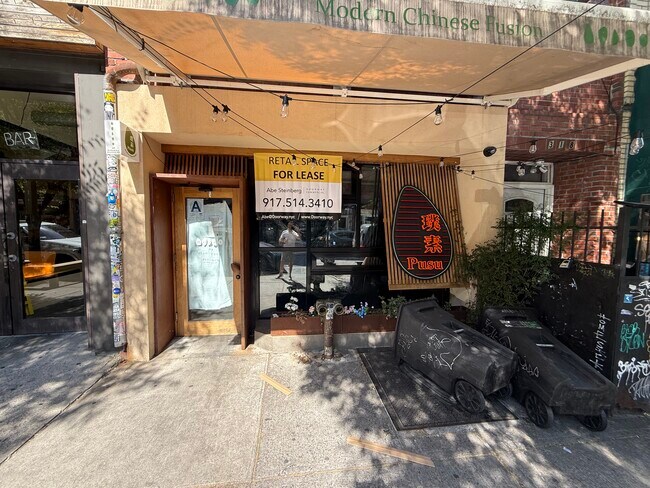 Plus de détails pour 318 Bedford Ave, Brooklyn, NY - Commerce de détail à louer